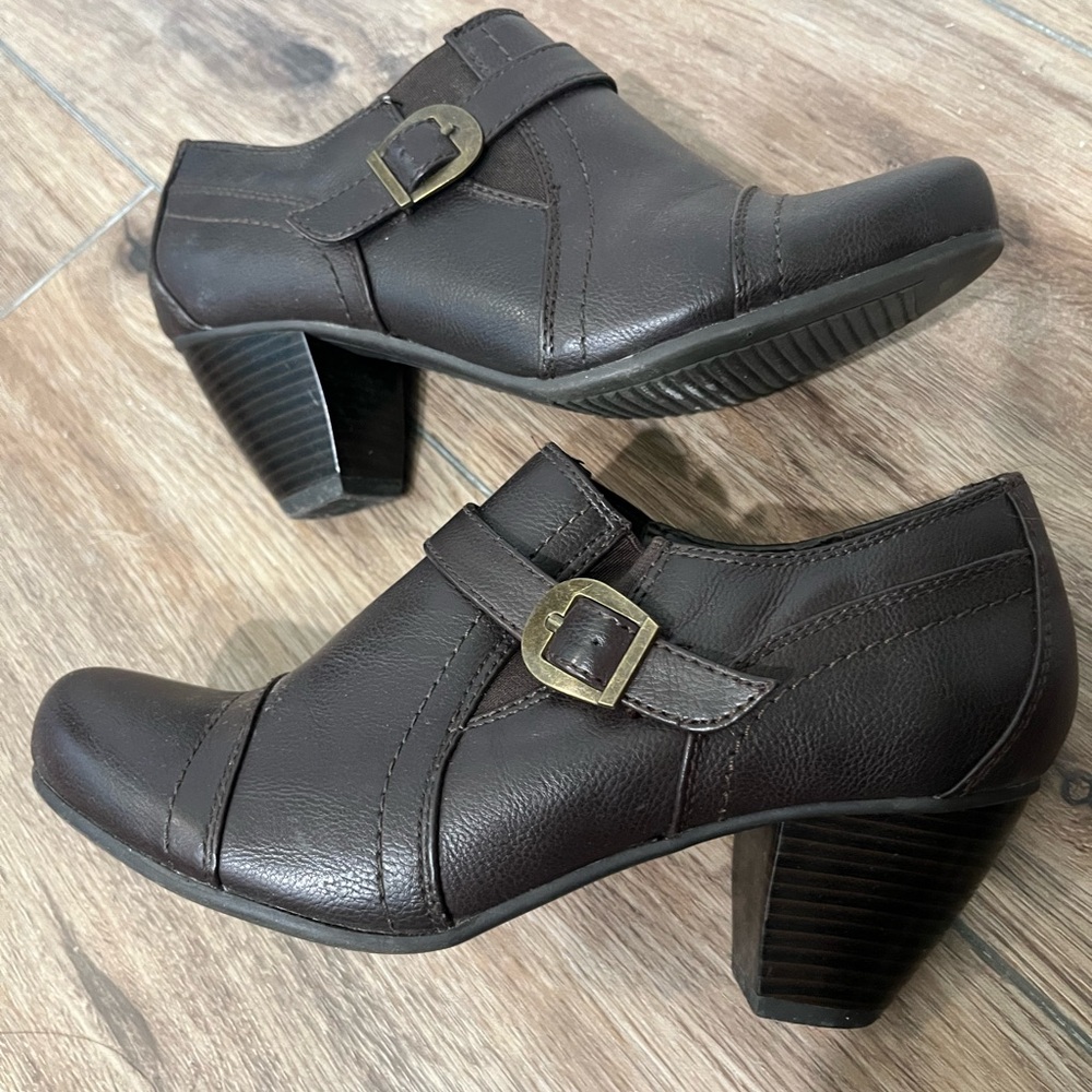 Wear Ever dark brown shoes. Gently used.